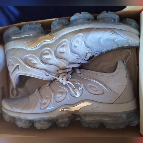 AIR VAPORMAX PLUS - Picture 2 of 6